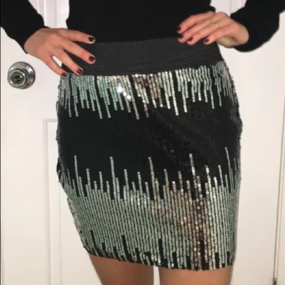 NWOT Sequins mini skirt sz L
